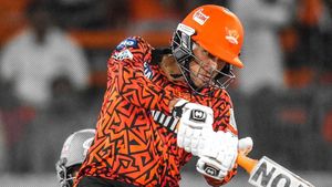 SRH vs MI: చరిత్ర సృష్టించిన అభిషేక్ శర్మ .. 16 బంతుల్లోనే హాఫ్ సెంచరీ!