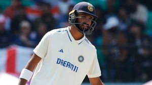 దుమ్మురేపిన పడిక్కల్.. సిక్సర్‌తో హాఫ్ సెంచరీ (Video)