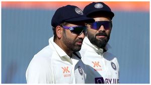 కోహ్లి వల్లనే రోహిత్‌‌పై విమర్శలు- ఇంగ్లండ్ మాజీ కెప్టెన్