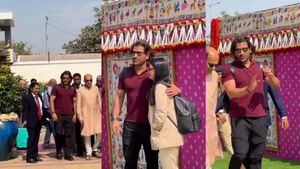 స్టన్నింగ్ లుక్‌లో ధోనీ..! (వీడియో)