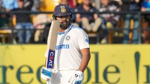 Rohit Sharma ట్రేడ్ మార్క్ సిక్సర్.. బిత్తరపోయిన బౌలర్!(వీడియో)