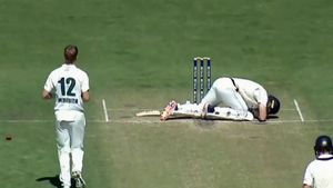 తలకు తాకిన రాకాసి బౌన్సర్‌... కుప్పకూలిన బ్యాటర్(వీడియో)