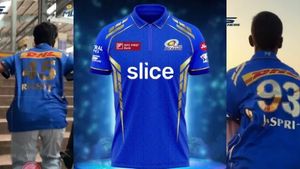 BOYCOTT MI JERSEY: ముంబై ఇండియన్స్ జెర్సీలను తగలబెట్టిన ఫ్యాన్స్!(వీడియో)