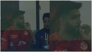 మ్యాచ్ మధ్యలో స్మోకింగ్..దొరికిపోయిన పాక్ క్రికెటర్ (Video)