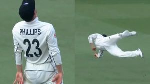 NZ vs AUS: గాల్లోకి డైవ్ చేస్తూ ఒంటి చేత్తో స్టన్నింగ్ క్యాచ్ (Video)