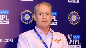 తలతిక్క నిర్ణయాలు: ఆ టీమ్‌కు అసలు సెన్స్ ఉందా: మాజీ లెజెండ్ ఫైర్