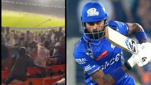 స్టేడియంలో ఘోరంగా కొట్టుకున్న రోహిత్-హార్దిక్ ఫ్యాన్స్ (Video)