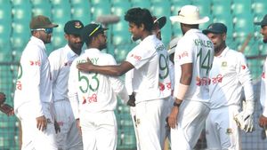 ఒకే క్యాచ్ ముగ్గురు మిస్.. చరిత్రలో ఫస్ట్ టైమ్ (Video)