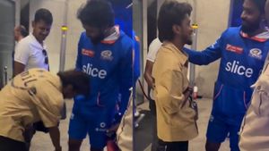 హార్దిక్ కాళ్లు మొక్కిన అభిమాని..ముంబై కెప్టెన్ హ్యాపీ (Video)