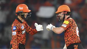 కొట్టింది SRH..కొట్టించుకుంది MI..నొప్పి మాత్రం RCBకి!
