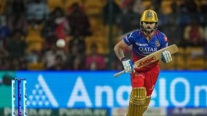 IPL: చరిత్ర సృష్టించిన కోహ్లి.. ధోనీ సరసన!