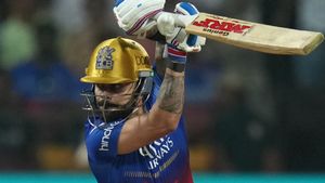 RCB vs KKR: చెలరేగిన కోహ్లీ, కార్తీక్.. కేకేఆర్ ముందు భారీ లక్ష్యం!