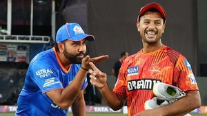 IPL 2024: ఫ్లయింగ్ కిస్‌తో సన్‌రైజర్స్ బ్యాటర్‌ను ఆట పట్టించిన రోహిత్ శర్మ! (వీడియో)