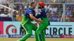 KKR vs RCB: కామెరూన్ గ్రీన్ సింగిల్ హ్యాండ్ క్యాచ్.. ఎగిరి గంతేసిన కోహ్లీ!(వీడియో)