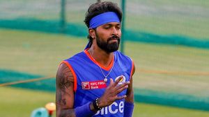IPL 2024: హార్దిక్.. ఈ ఎక్స్‌ట్రాలే తగ్గించుకోమనేది!(వీడియో)