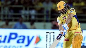 నా భర్తకు మ్యాచ్ ఓడామని ఇంకా తెలియదనుకుంటా!- సాక్షి ధోనీ