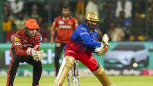 IPL 2024: దినేశ్ కార్తీక్ రికార్డ్ సిక్సర్.. స్టేడియం బయట పడ్డ బంతి! (వీడియో)