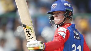 DC vs MI: చరిత్ర సృష్టించిన ఫ్రేజర్: ఫాస్టెస్ట్ హాఫ్ సెంచరీ (Video)