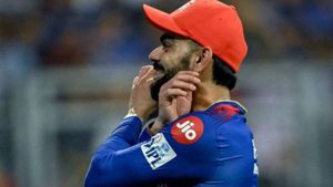 విరాట్ పాలిట విలన్: ఫీల్డింగ్‌లో ఇబ్బంది పడ్డ కోహ్లీ