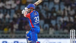 దురదృష్టం అంటే ఇదే.. ఊహించని రీతిలో ఔటైన వార్నర్ (Video)