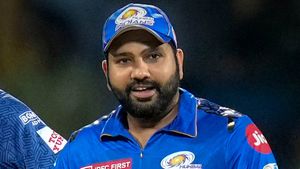 MI vs RR: మైదానంలోకి దూసుకొచ్చిన అభిమాని.. గజ్జున వణికిన రోహిత్(వీడియో)