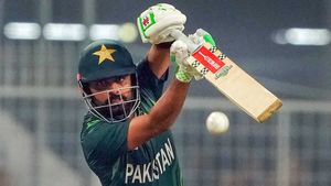 కోహ్లీ రికార్డును తునాతునకలు చేసిన బాబర్ ఆజమ్