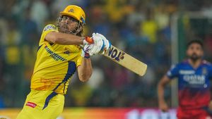 ధోనీ బాదిన సిక్సర్ వల్లే గెలిచాం..ఎలా అంటే?- దినేశ్ కార్తీక్ (Video)