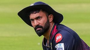 Dinesk Karthik: పడి లేచిన కెరటం.. బెస్ట్ ఫ్రెండ్ దారుణ మోసం!