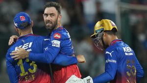 RCB playing 11: మాక్సీ కోసం అతనిపై వేటు.. ఢిల్లీ‌తో ఆడే తుదిజట్టు ఇదే