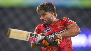 కన్నీటితో నితీశ్ రెడ్డి ఫ్యామిలీ- SRH ఎమోషనల్ వీడియా