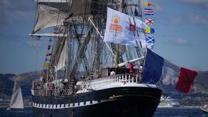 Paris Olympics 2024: ఓడలో ఒలింపిక్ జ్యోతి.. మురిసిన ఫ్రాన్స్