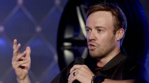 ఆర్సీబీ ఓటమి.. కన్నీటిని ఆపుకుంటూ డివిలియర్స్ (Video)