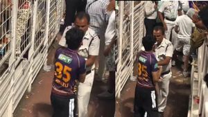 IPL 2024: బంతిని దొంగలించిన అభిమాని.. చితకబాదిన పోలీసులు!(వీడియో)