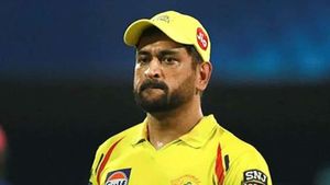 సర్జరీ చేయిస్తానని ధోనీ మాట ఇచ్చాడు: మైదానంలోకి దూసుకొచ్చిన అభిమాని!(వీడియో)