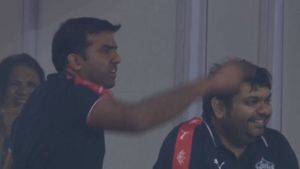 సంజు శాంసన్‌ను గేలి చేశాడు..!!