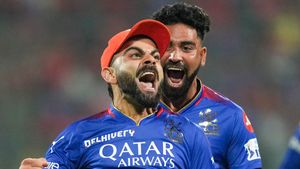 RCB vs CSK: కోహ్లి కళ్లల్లో ఆనందభాష్పాలు..కన్నీటిని ఆపుకుంటూ ధోనీ (Video)