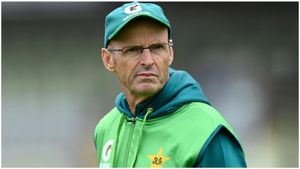 వారి వల్లే టోర్నీ నుంచి తప్పుకున్నాం: పాకిస్థాన్ హెడ్ కోచ్