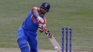 IND vs PAK: పంత్ ఒక్కడే.. బ్యాట్లెత్తేసిన భారత ప్లేయర్లు