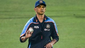 IND vs ENG: దు:ఖంలో విరాట్ కోహ్లీ.. ఓదార్చిన రాహుల్ ద్రవిడ్! (వీడియో)