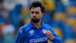 AFG vs BAN: కోపంతో నాన్ స్ట్రైకర్‌పై బ్యాటు విసిరిన రషీద్ ఖాన్ (Video)