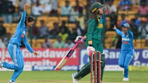 IND vs SA:వారెవ్వా.. స్మృతి మంధాన ఫస్ట్ టైమ్ బౌలింగ్.. రెండో బంతికే వికెట్! (వీడియో)