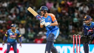 IND vs SL: కుప్పకూలిన టీమిండియా టాపార్డర్.. గట్టెక్కించిన శుభ్‌మన్ గిల్, రియాన్ పరాగ్!