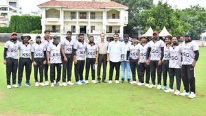 జర్నలిస్టులను స్ఫూర్తిగా తీసుకోవాలి: జగన్