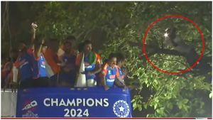 ఇలా ఉన్నావేంట్రా! టీమిండియాను దగ్గరగా చూడటానికి చెట్టెక్కిన ఫ్యాన్ (Video)