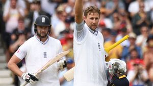 చరిత్ర సృష్టించిన జో రూట్.. రోహిత్ రికార్డు సమం