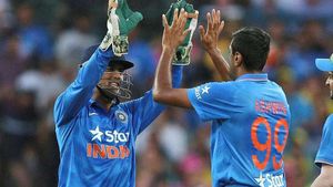 ధోనీకి కోపమొచ్చింది.. ఆ ప్లేయర్‌పై వేటుకు సిద్ధమయ్యాడు!- అశ్విన్