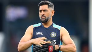 టీమిండియాలో అతనే నా ఫేవరేట్ బౌలర్: ధోనీ