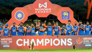 IND vs SL: రింకూ ఎంత బతిమిలాడినా..ట్రోఫీని టచ్ చేయని గంభీర్ (Video)