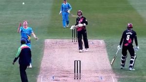 క్రికెట్ హిస్టరీలో అన్‌లక్కీ ఔట్ అంటే ఇదేనేమో (Video)!