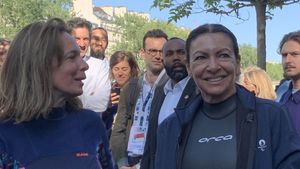 Olympics: విమర్శకుల నోళ్లు మూయించడానికి నదిలో దూకిన పారిస్ మేయర్ (Video)